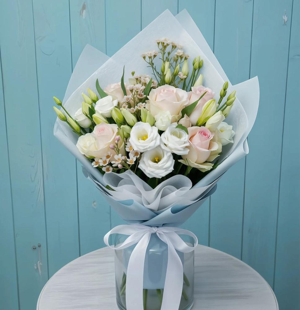 Букет цветов из: Розы и Лизиантусы в Красной Яруге