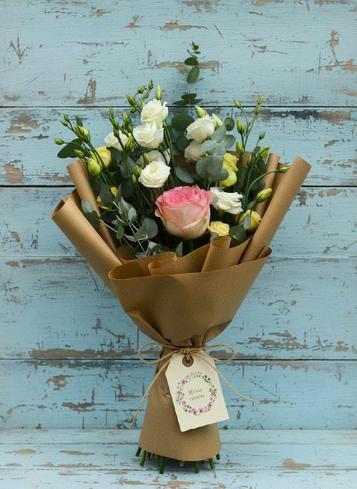 Букет цветов из: Розы и Лизиантусы в Красной Яруге