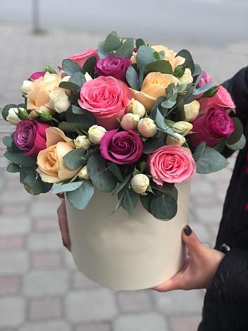 Цветочная композиция из Розы в шляпной коробке в Красной Яруге