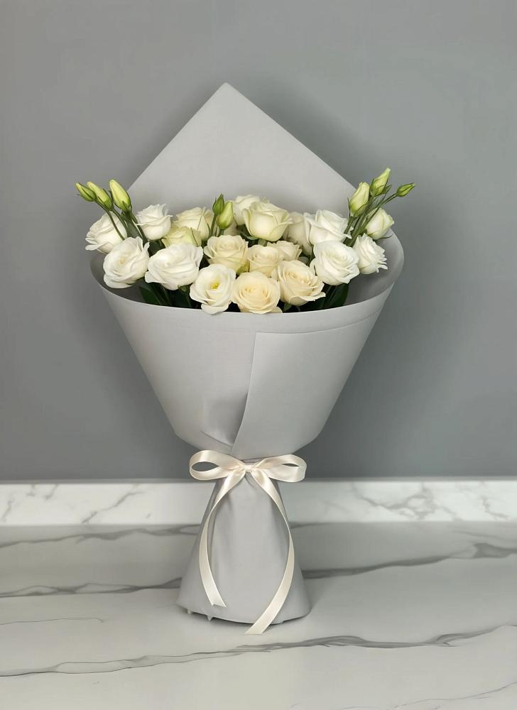 Букет цветов из: Розы и Лизиантусы в Красной Яруге