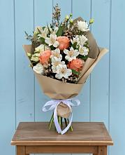 Букет цветов из:  Альстромерии, Лизиантусы, Розы и Хризантемы в Красной Яруге