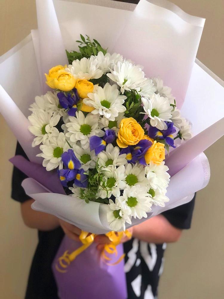 Букет цветов из: Ирисы, Хризантемы и Розы в Красной Яруге