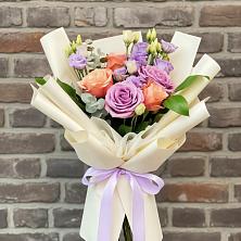 Букет цветов из:  Лизиантусы и Розы в Красной Яруге