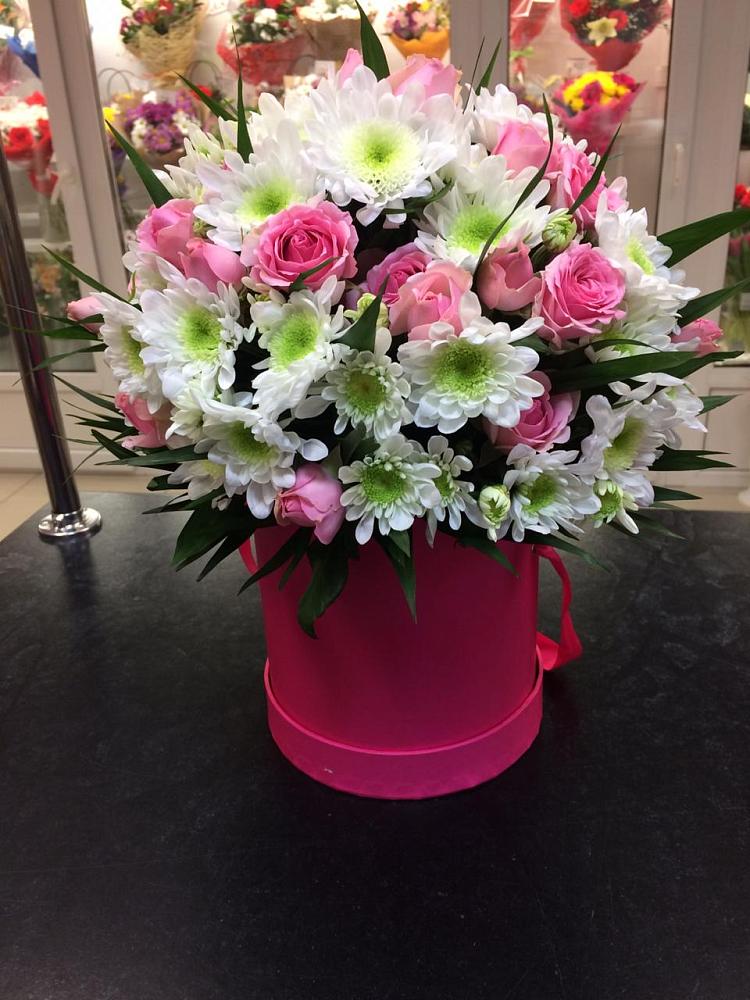 Цветочная композиция из Розы и Хризантемы в шляпной коробке в Красной Яруге