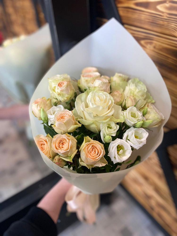 Букет цветов из: Розы и Лизиантусы в Красной Яруге