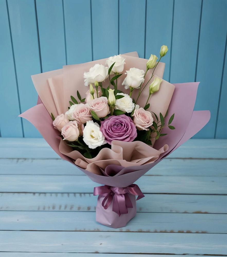 Букет цветов из: Розы и Лизиантусы в Красной Яруге